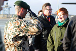 Suomalaisen kriisinhallintajoukon komentaja everstiluutnantti            Mikael Feldt toivotti presidentin tervetulleeksi Mazar-e Sharifin            lentokentällä tiistaina 18. tammikuuta 2011. Elina Katajamäki/Puolustusvoimat